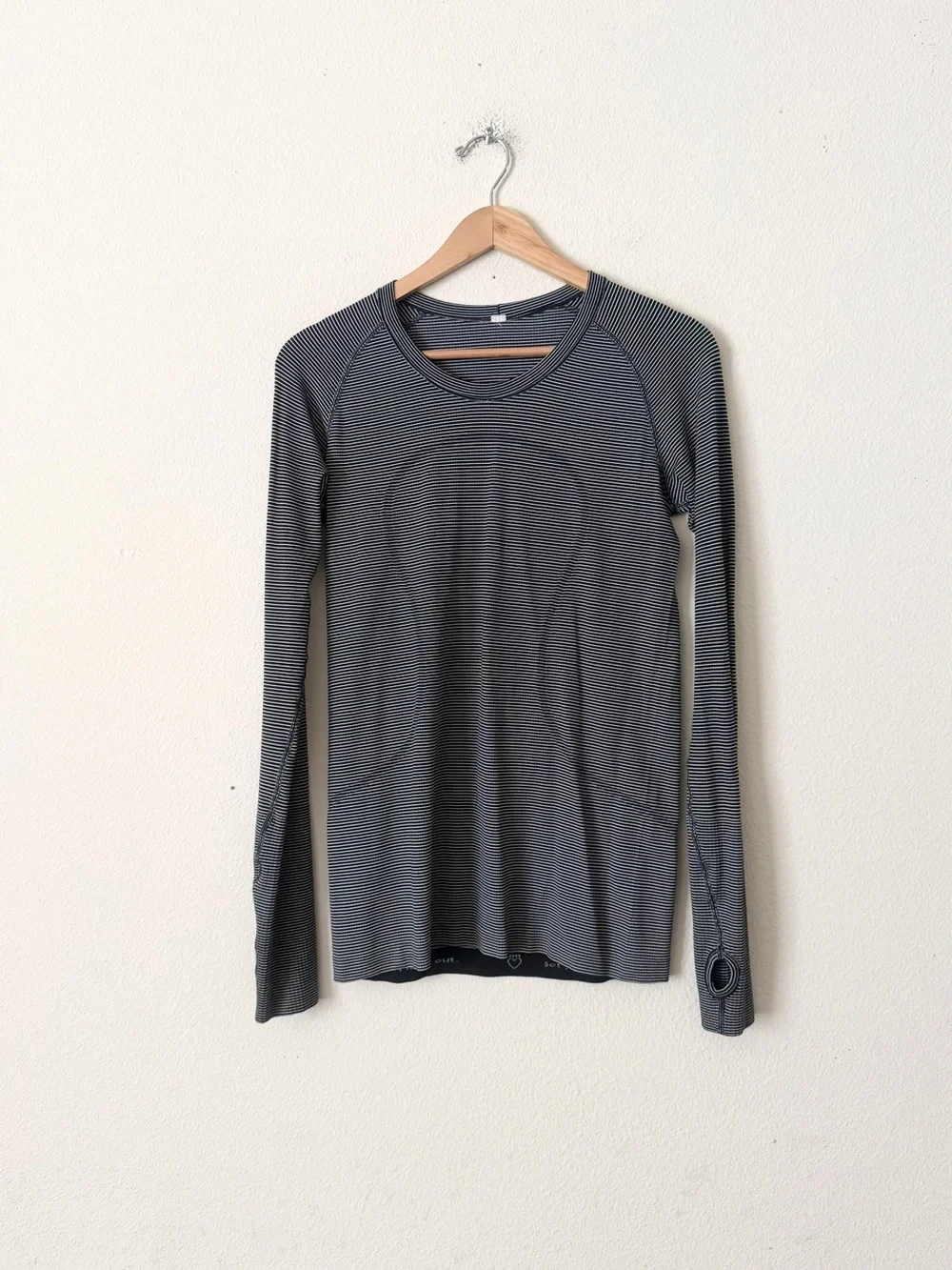 Lululemon SIZE 10 Swiftly Tech black & white striped long sleeve seamless top